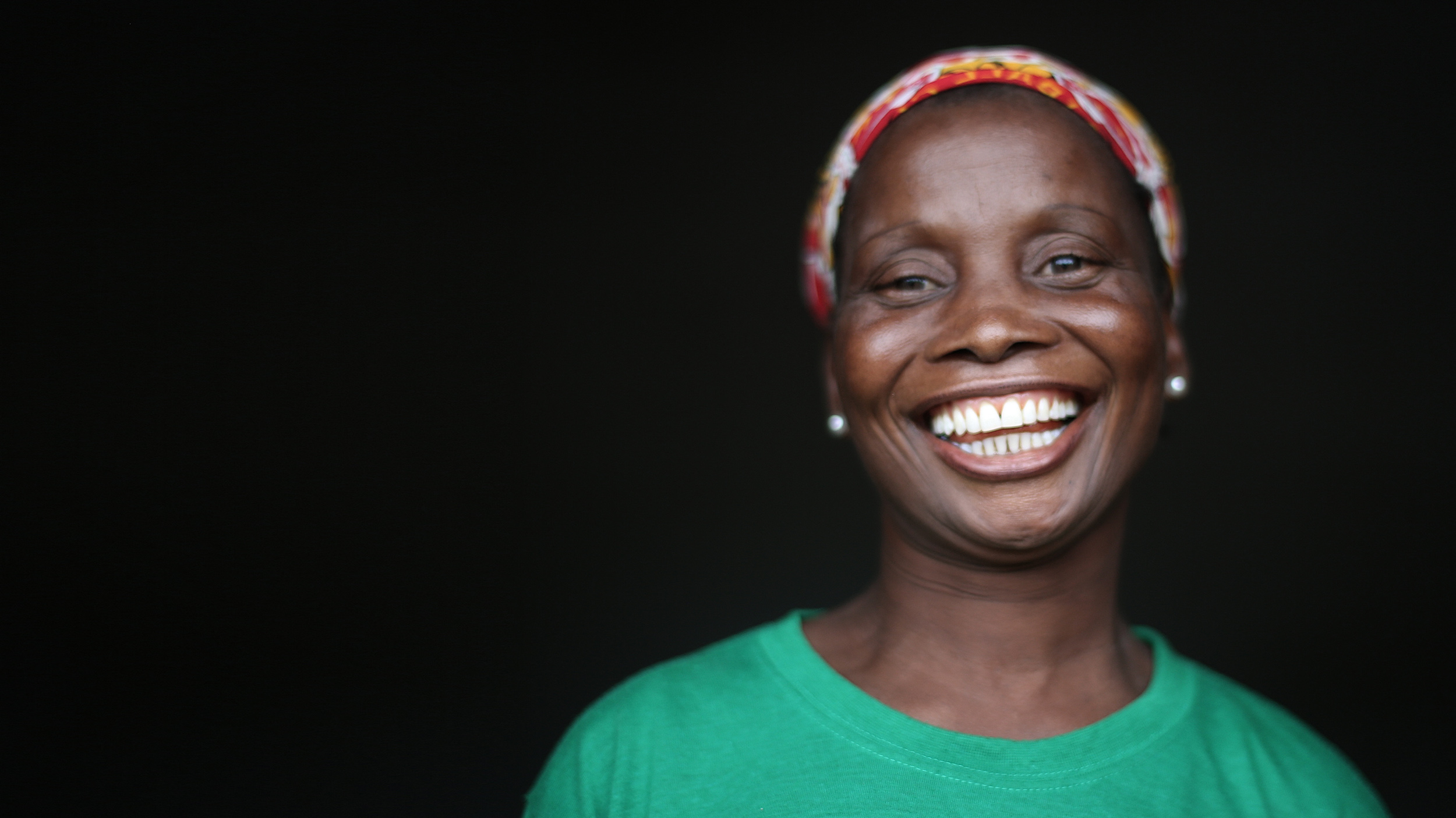 Jeune femme africaine souriante